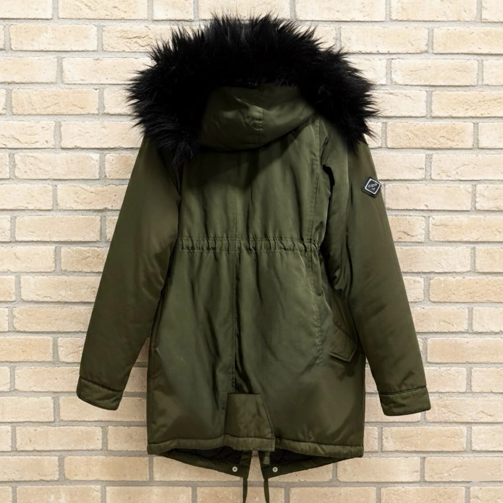Groene parka met capuchon zwart haar – photo 3